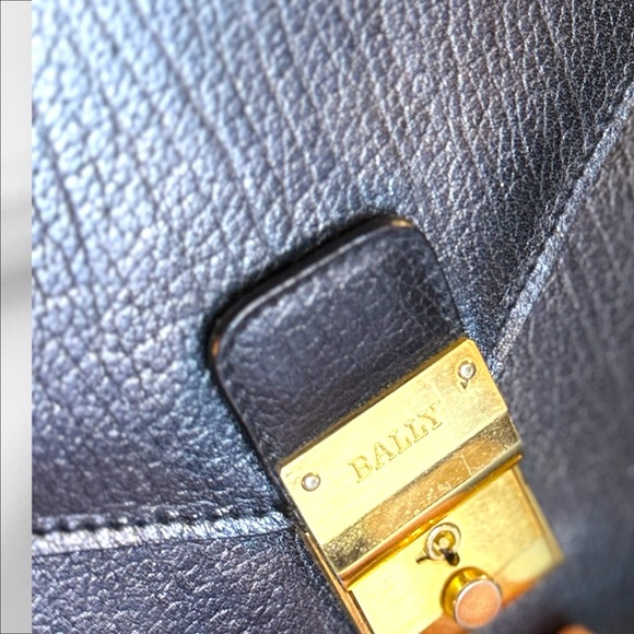 BALLY Vintage Leather Envelope Laptop Bag| Gold Chain Strap & Lock - Picture 4 of 14